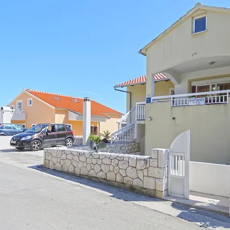 Bozo アパート フヴァル