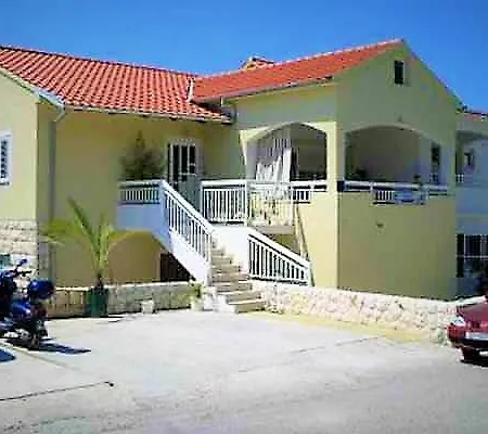 Bozo アパート フヴァル