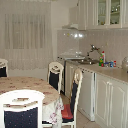 Bozo アパート フヴァル