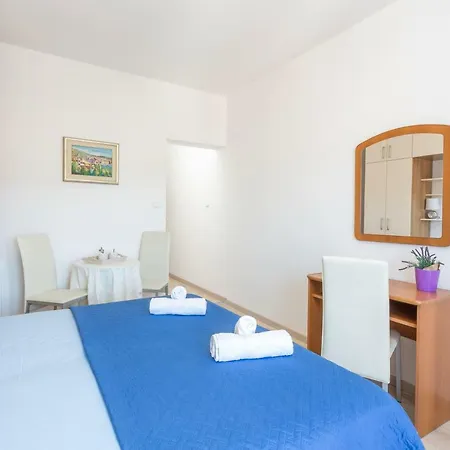 Bozo アパート フヴァル