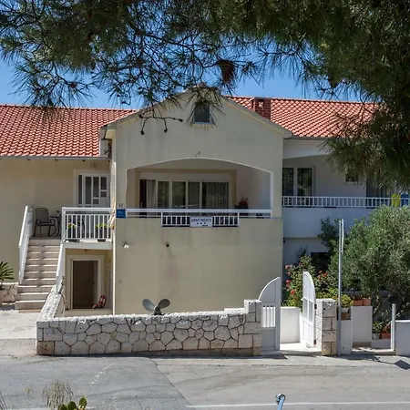 アパート Bozo フヴァル